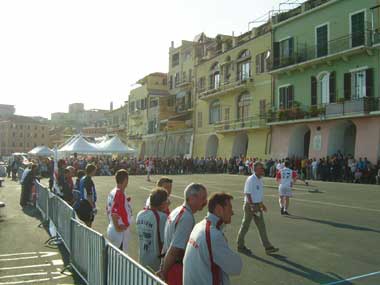 Si gioca a Calata Cuneo, ad Oneglia