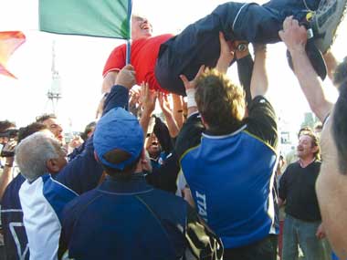 Il coach Sergio Corino in trionfo