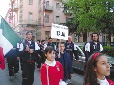 La sfilata per le via di Alba, al Mermet si gioca a fronton